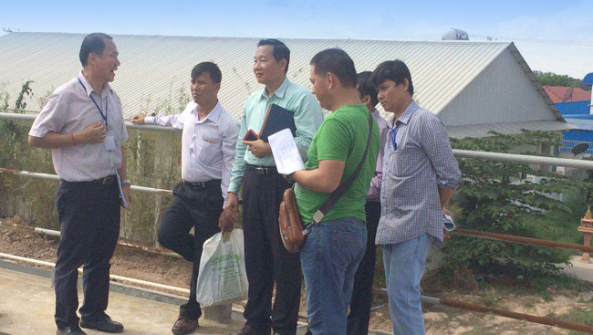 環(huán)?？偸痤I(lǐng)導(dǎo)到柬埔寨冠星廢水處理項目視察